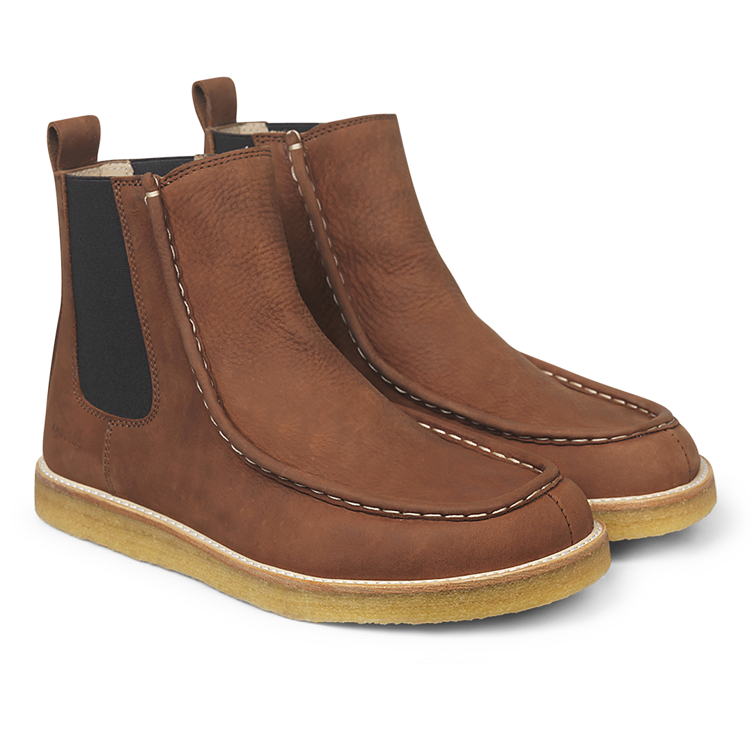 Angulus Chelsea boot with a spacious fit
