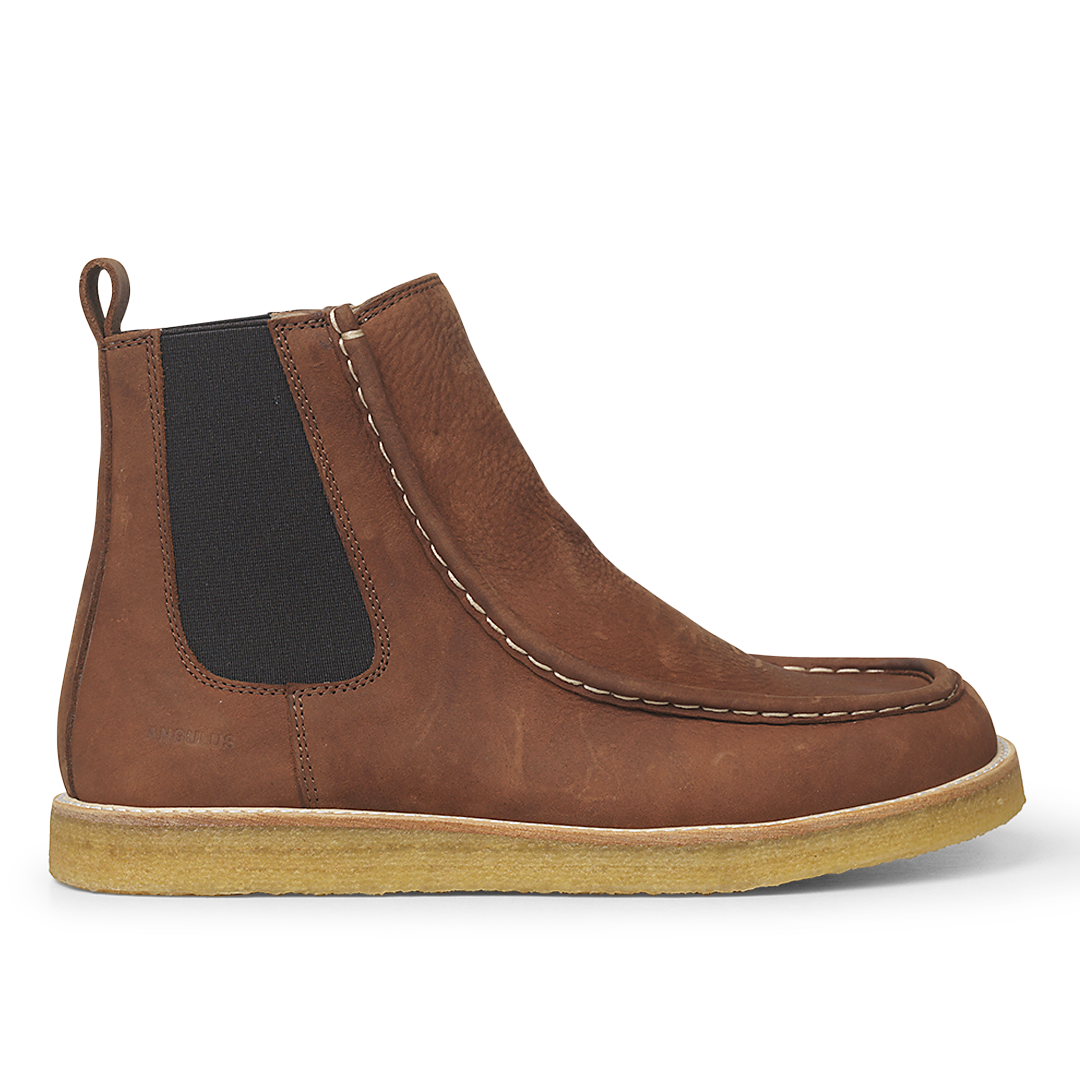Angulus Chelsea boot with a spacious fit