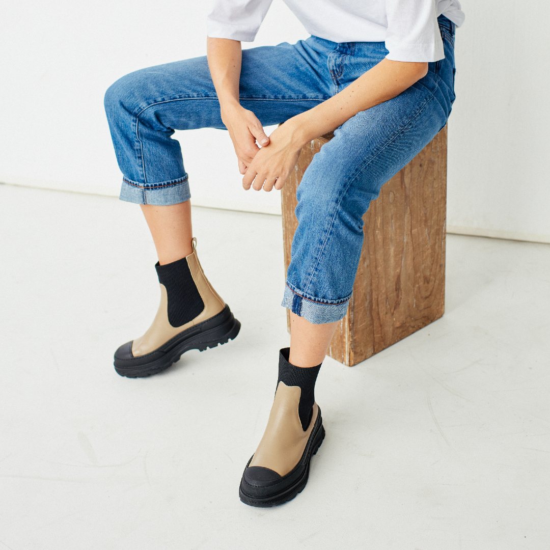 Boot with elastic
