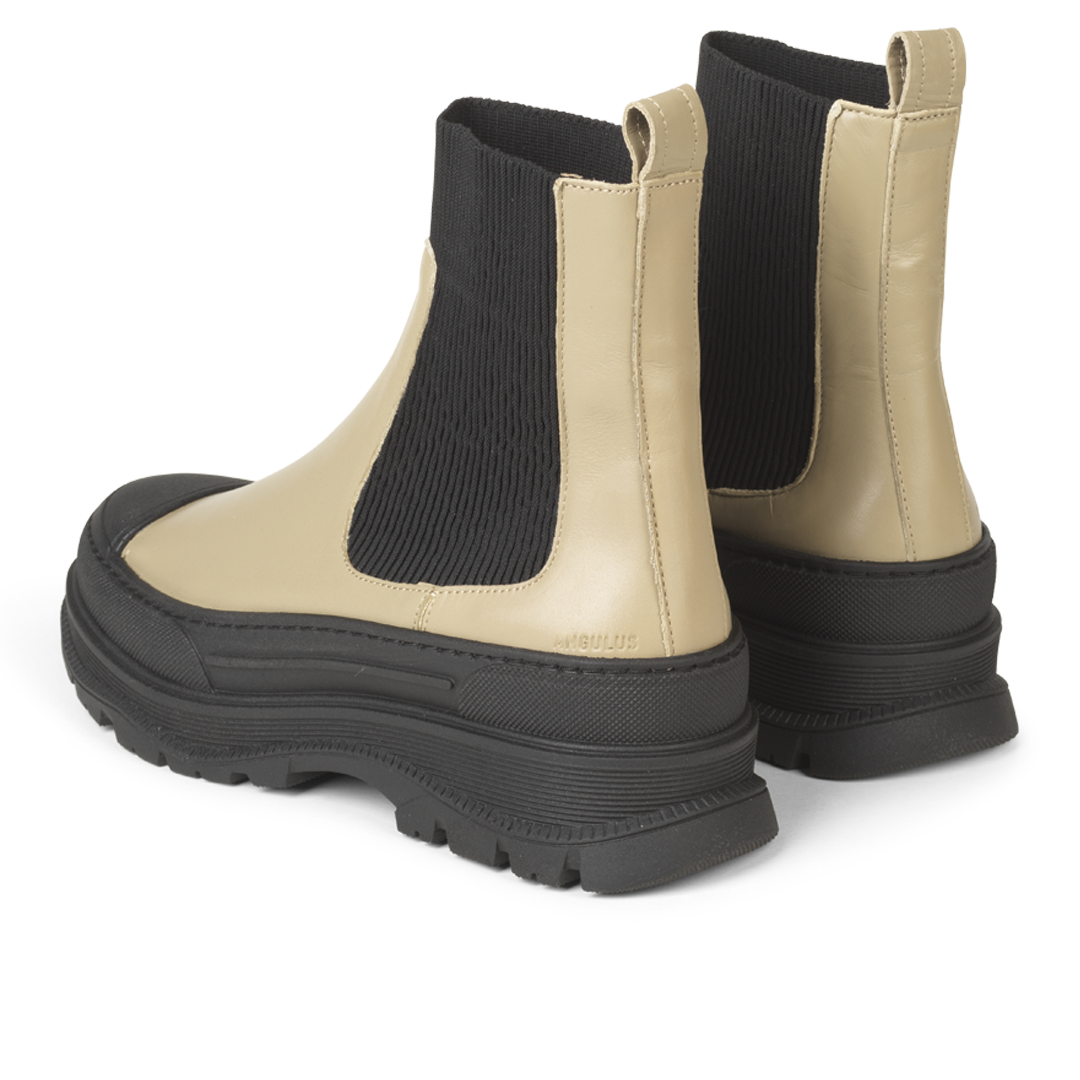 Boot with elastic