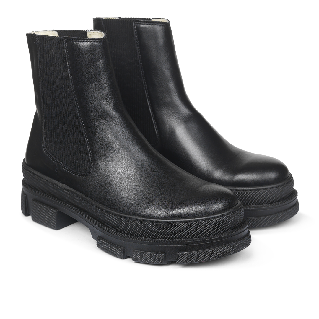 Chelsea boot with wool lining