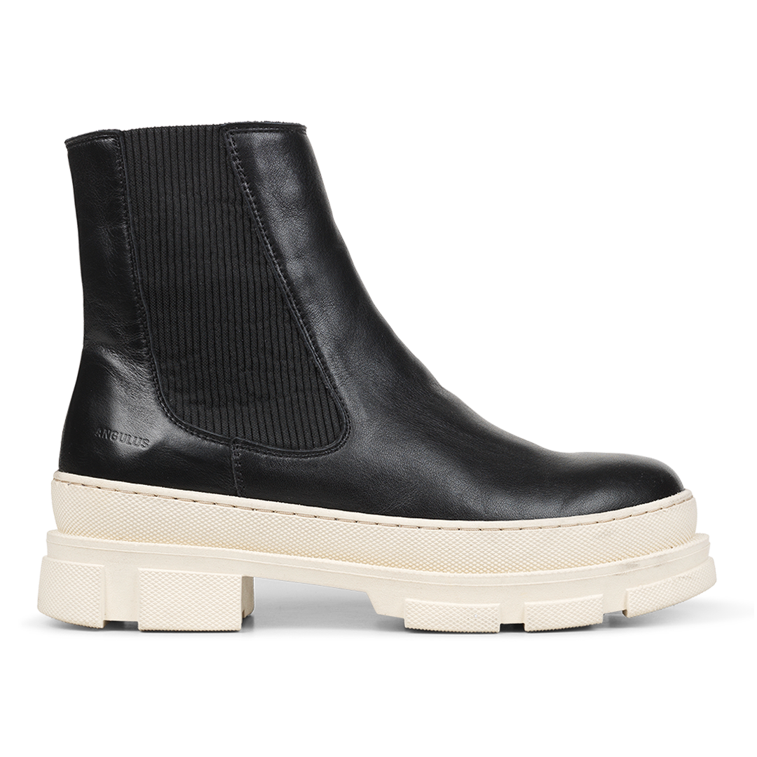 Chelsea boot with wool lining