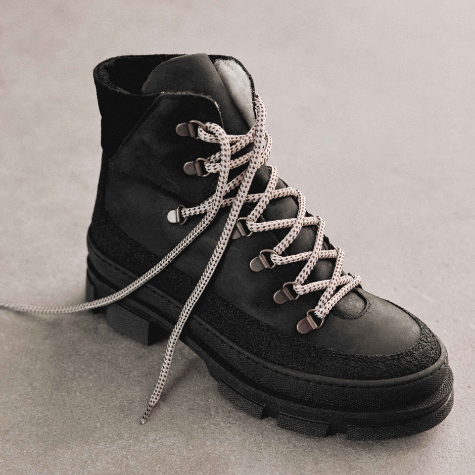 Lace-up boot with wool lining