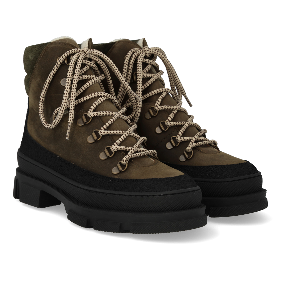 Lace-up boot with wool lining