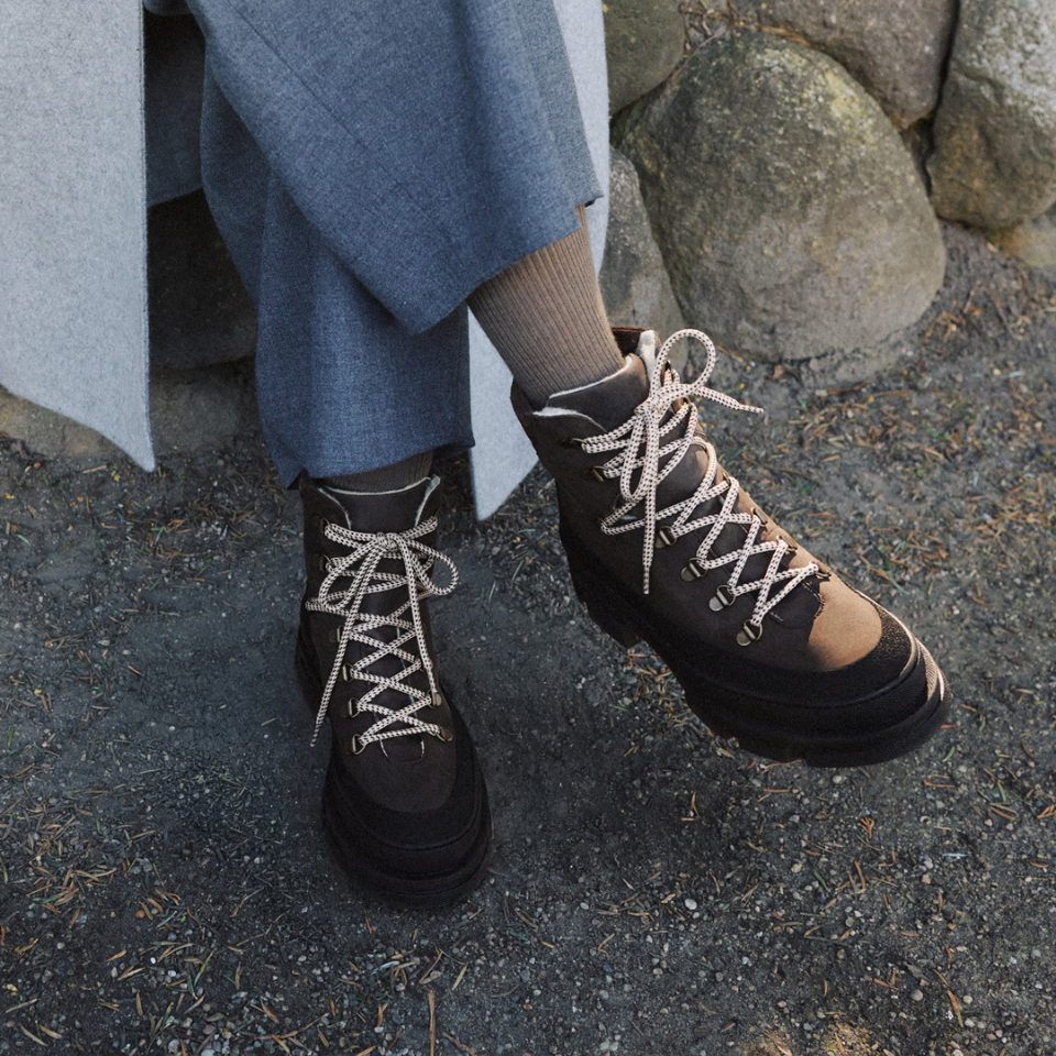 Lace-up boot with wool lining