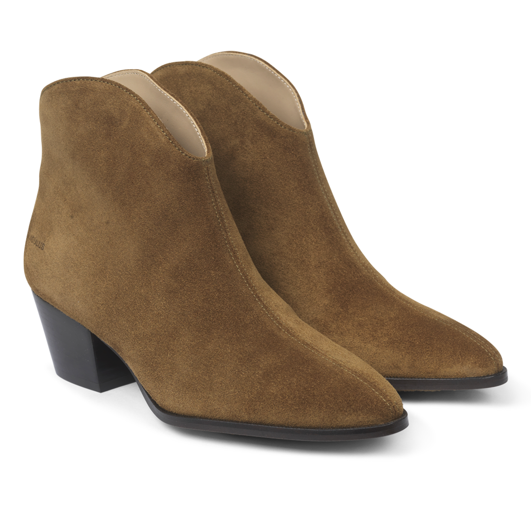 Ankle boot with heel
