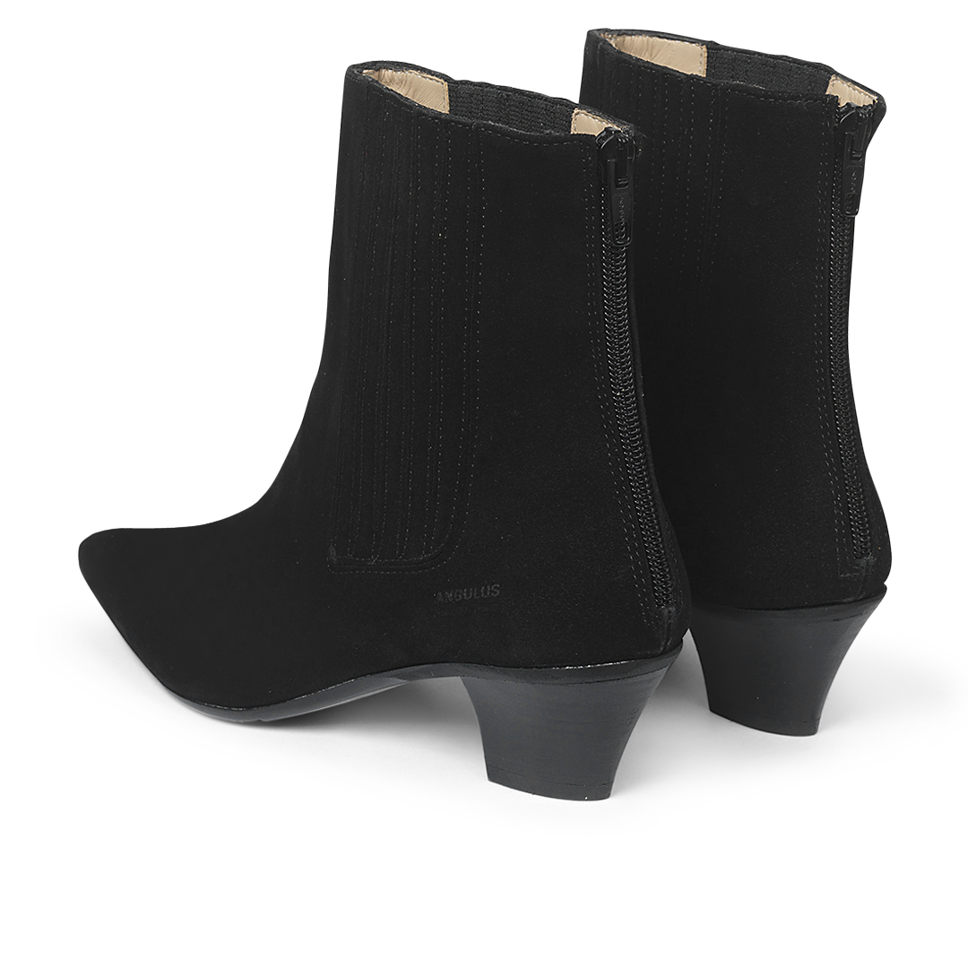 Boot with zipper