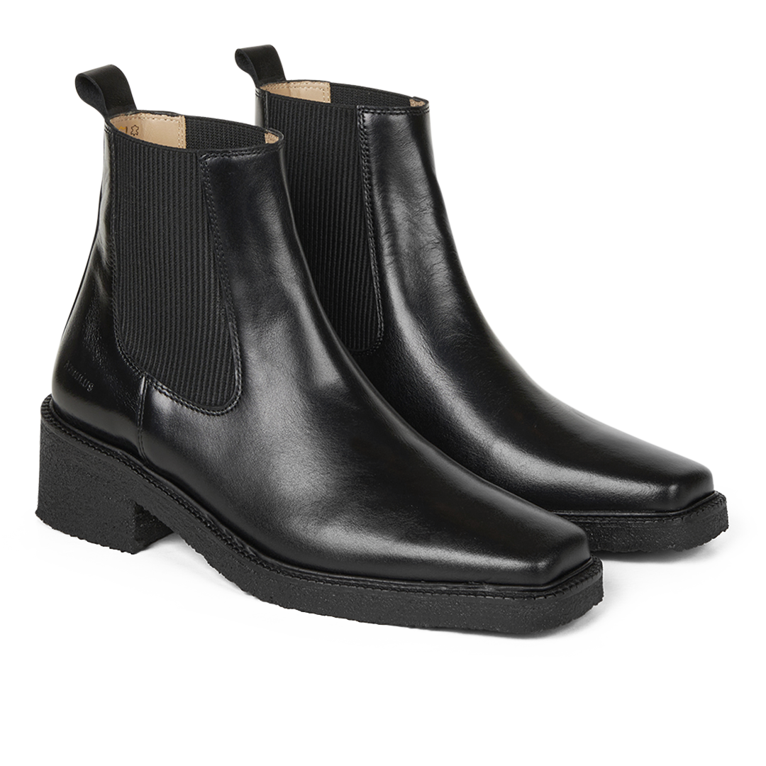 Boot with elastic