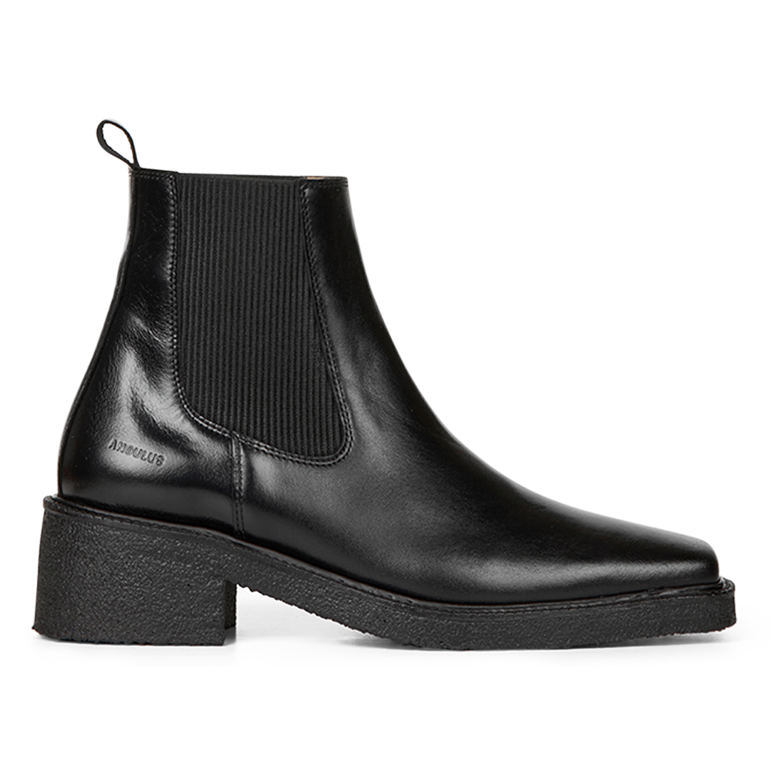 Boot with elastic