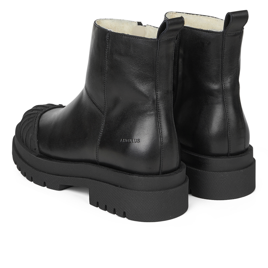Boot with wool lining