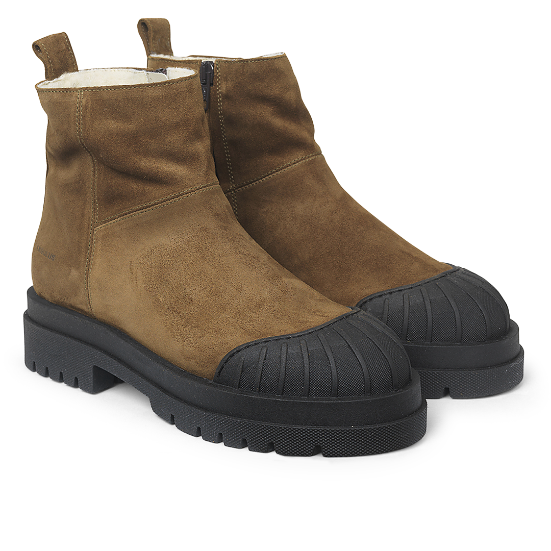Boot with wool lining