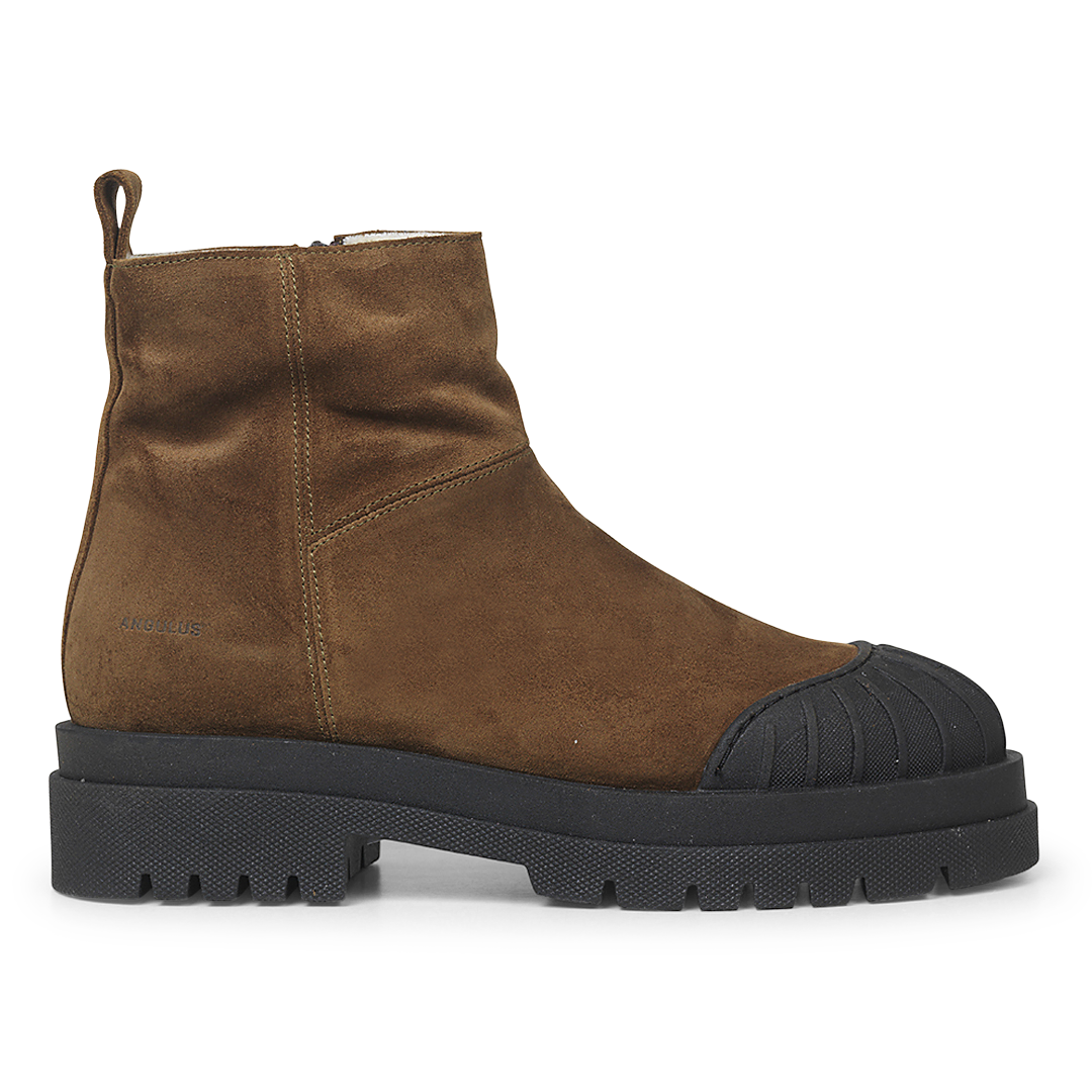 Boot with wool lining