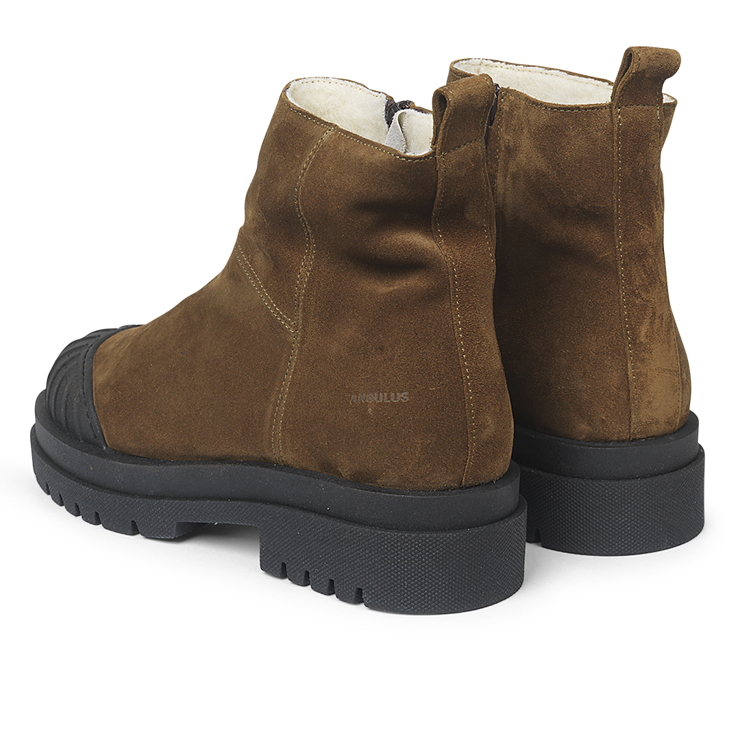 Boot with wool lining