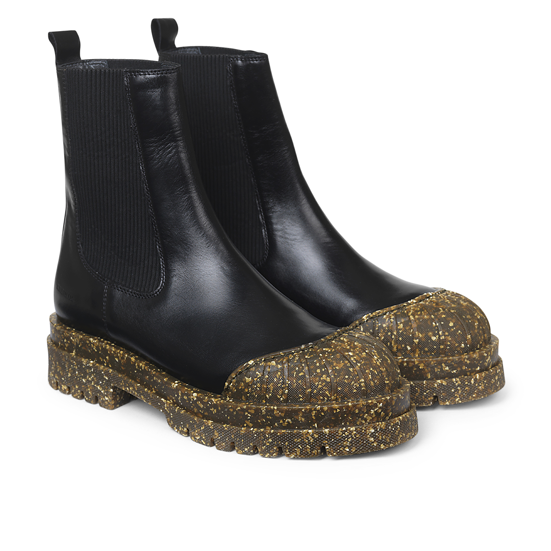 Boot with elastic