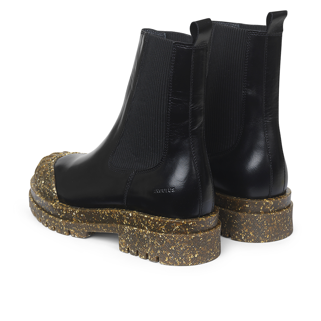 Boot with elastic