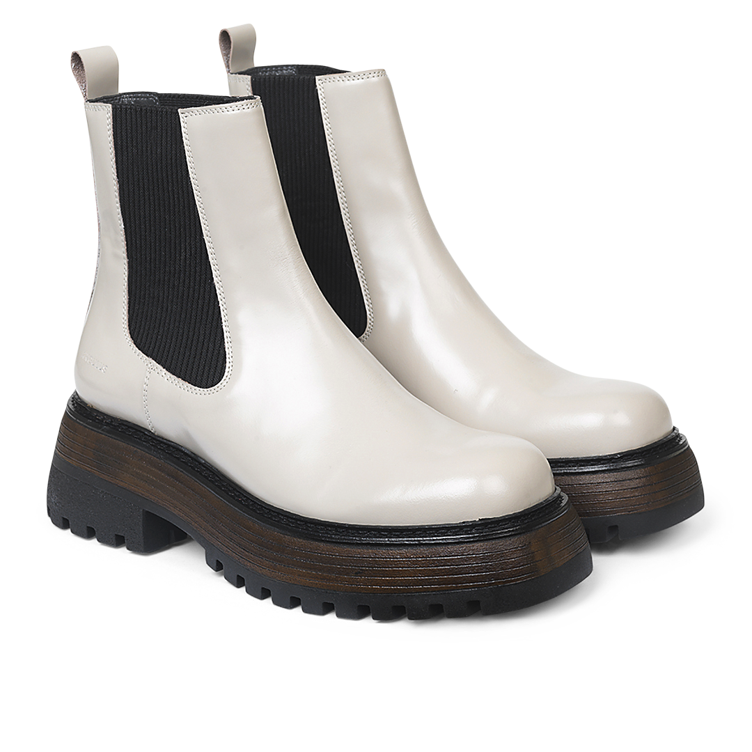 Boot with elastic