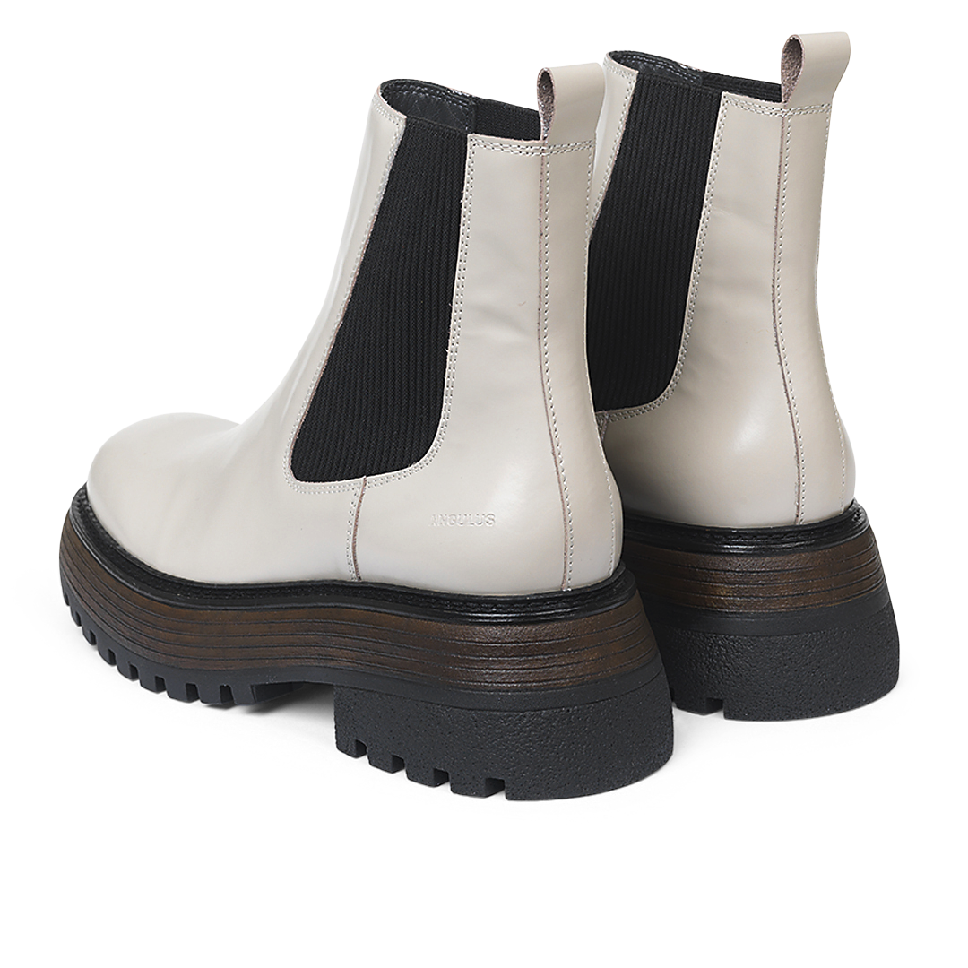 Boot with elastic