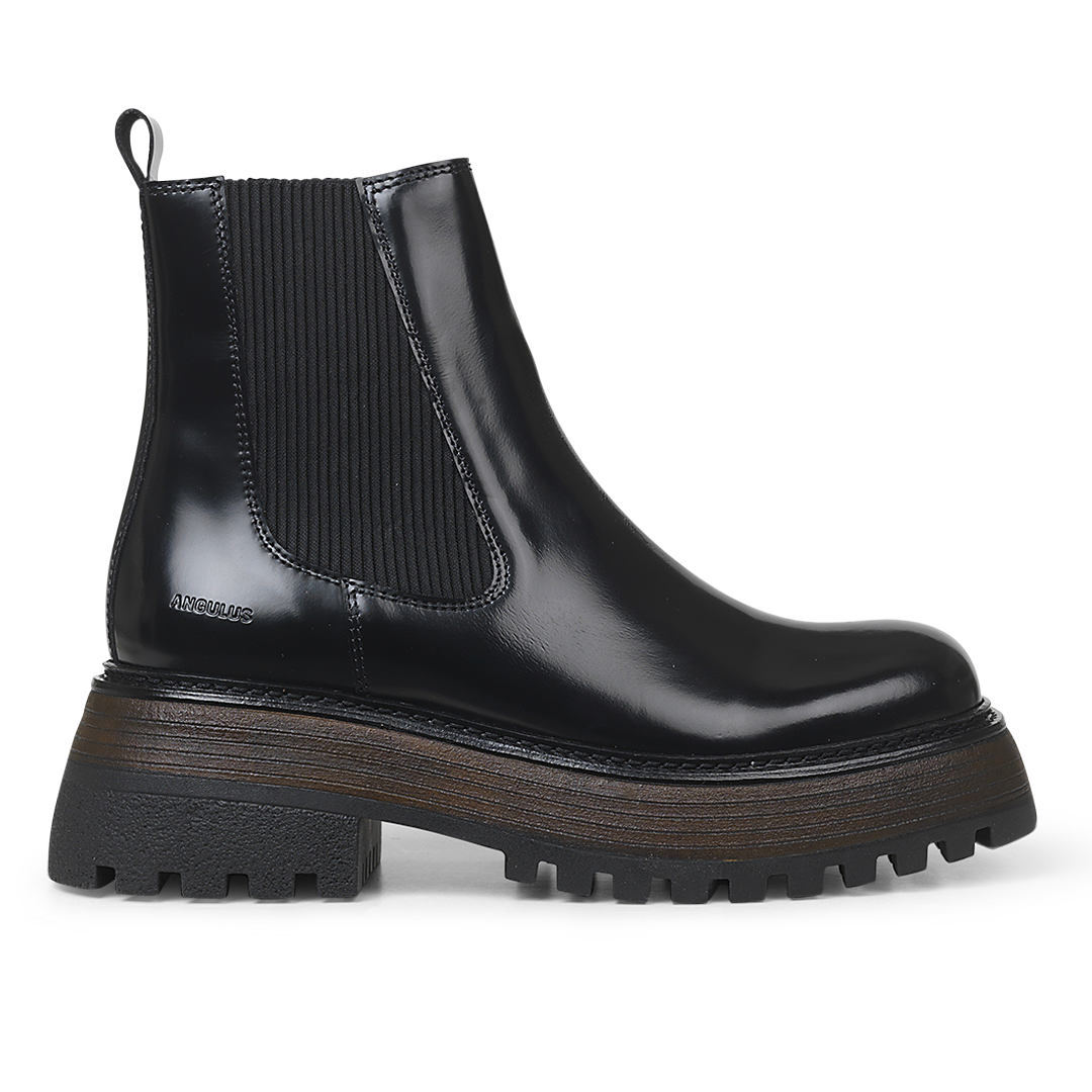 Boot with elastic