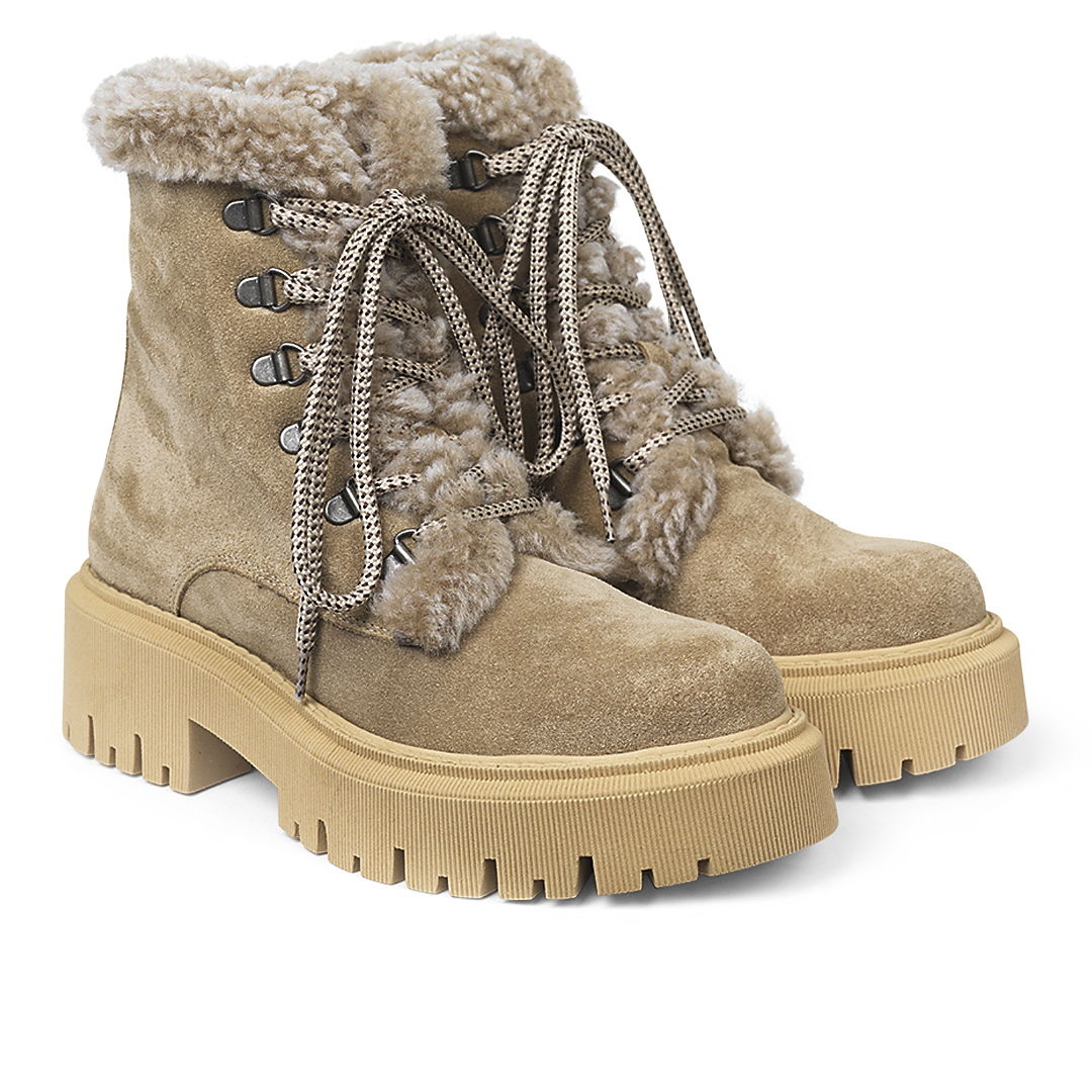 Chunky lace-up boot with soft merino wool lining