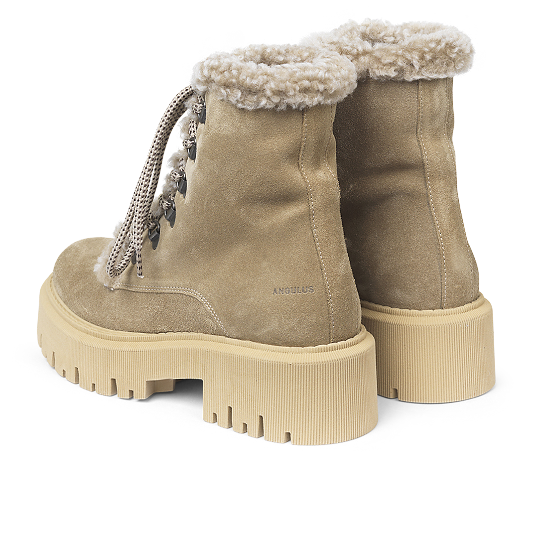 Chunky lace-up boot with soft merino wool lining