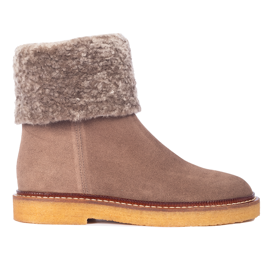 Suede boot with soft lambswool lining