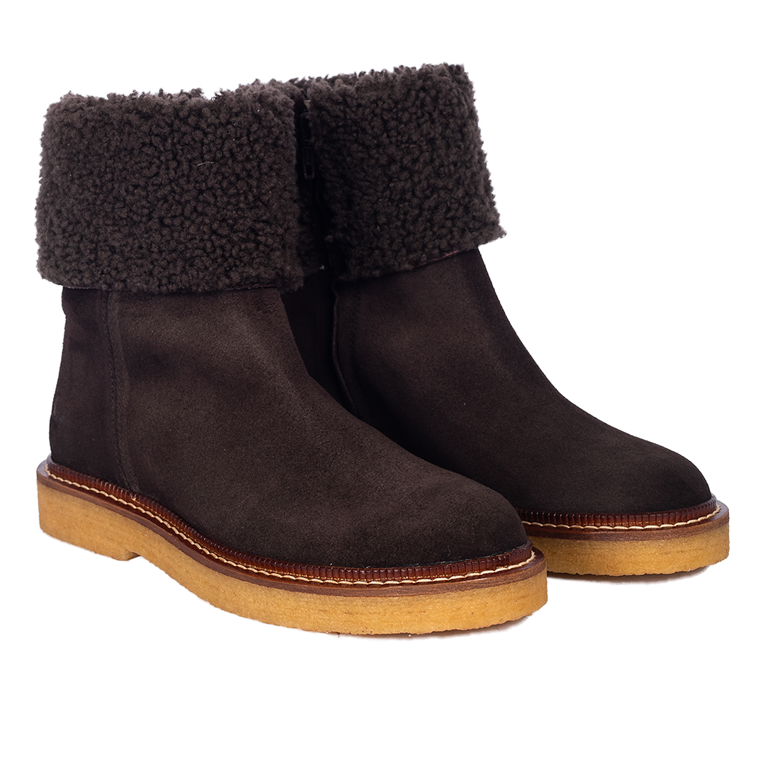 Suede boot with soft lambswool lining