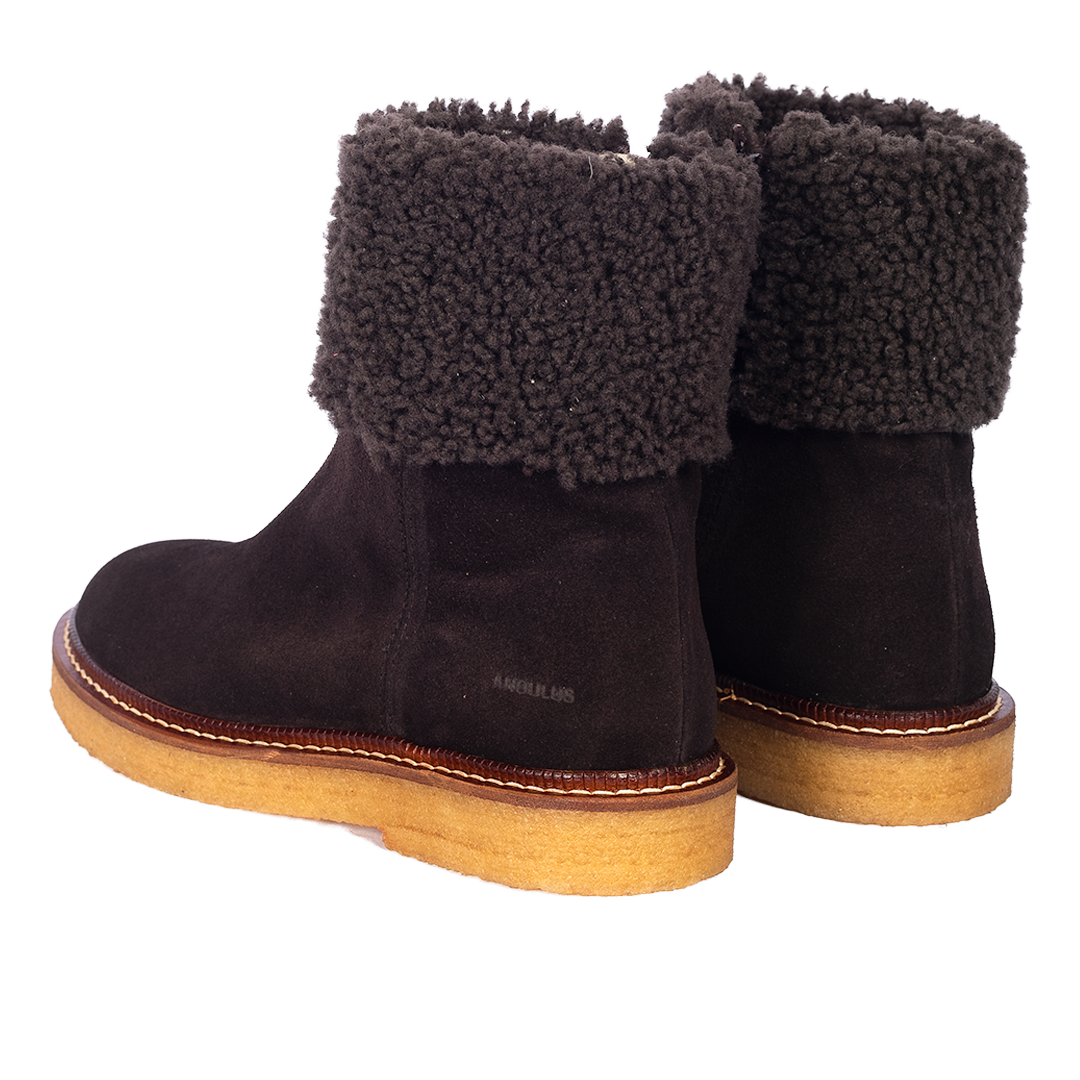 Suede boot with soft lambswool lining