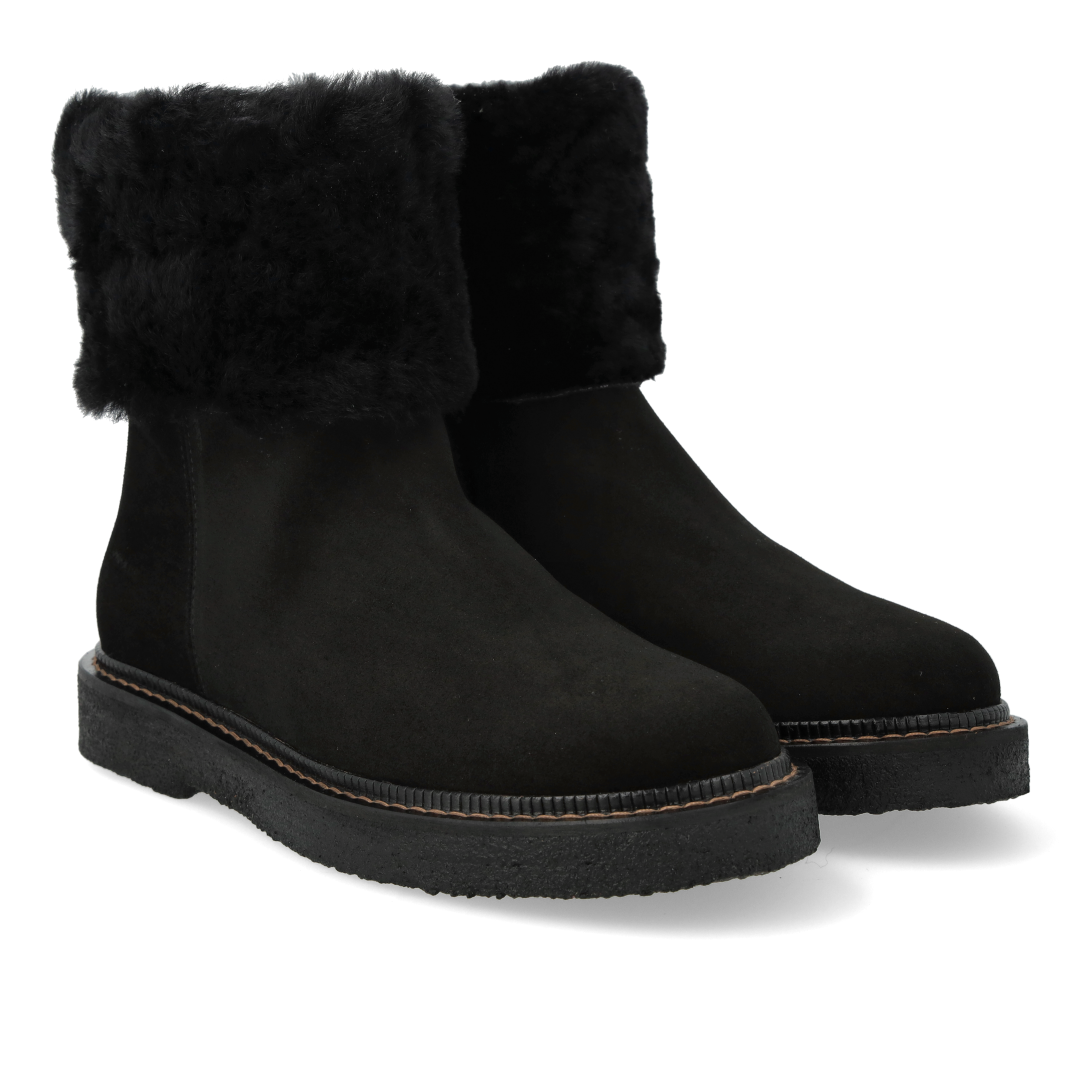 Suede boot with soft lambswool lining