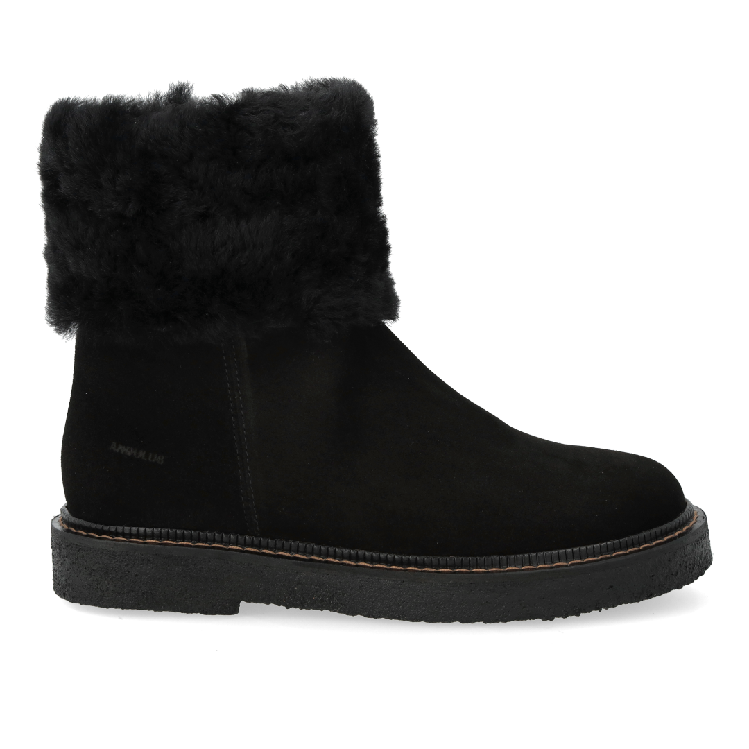 Suede boot with soft lambswool lining