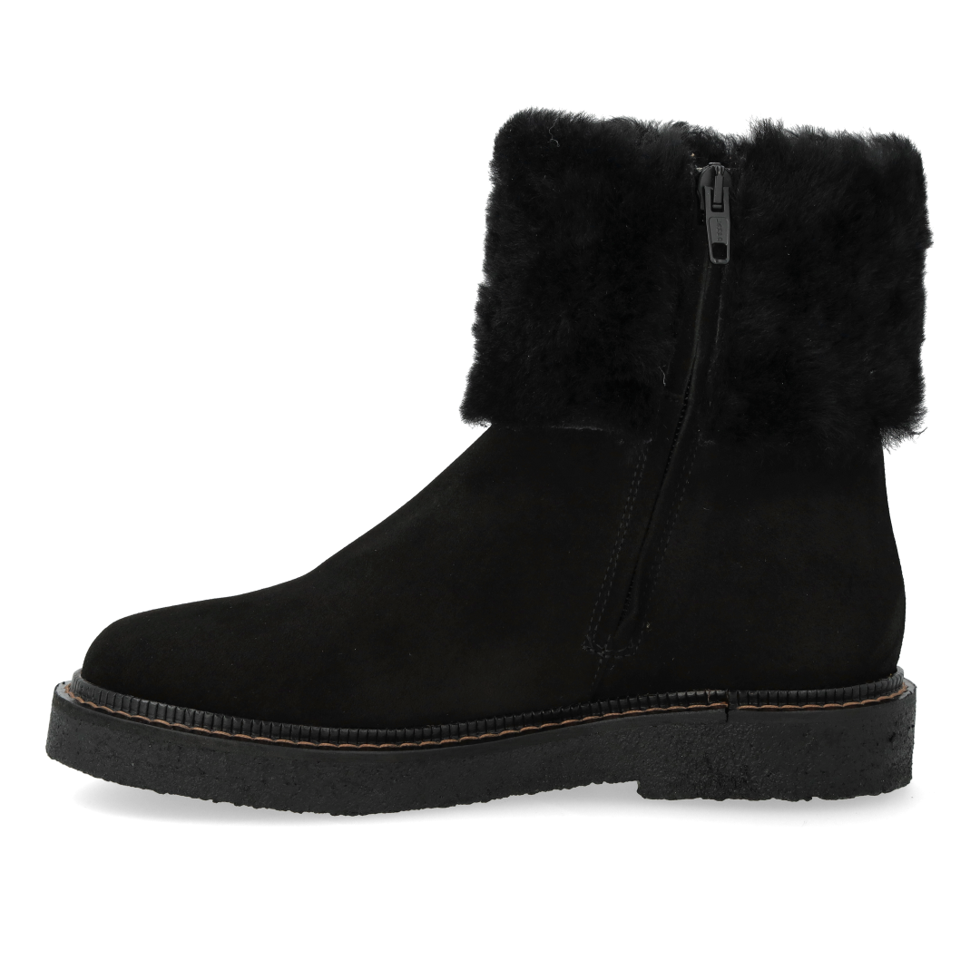 Suede boot with soft lambswool lining