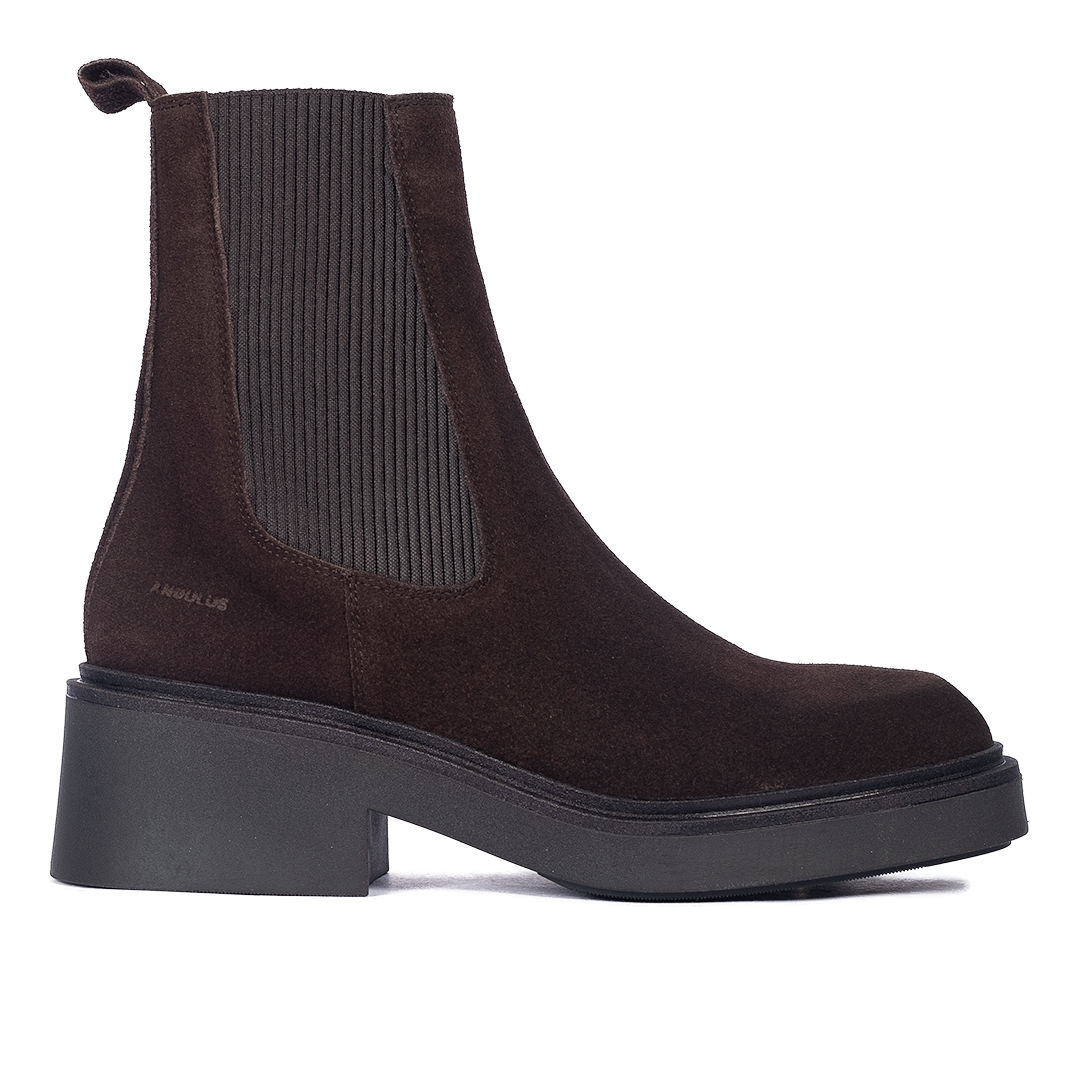Boot with elastic
