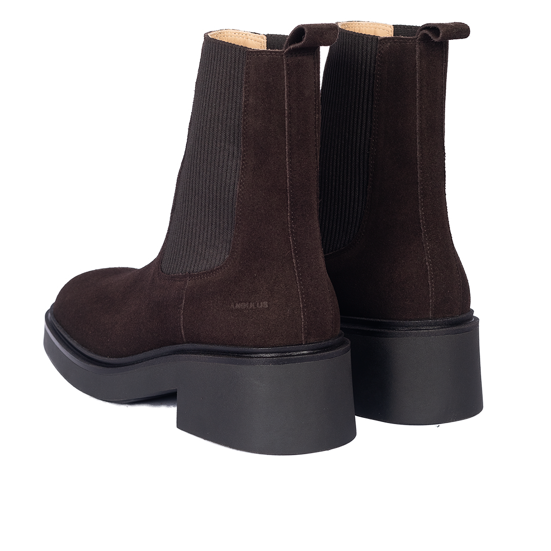Boot with elastic
