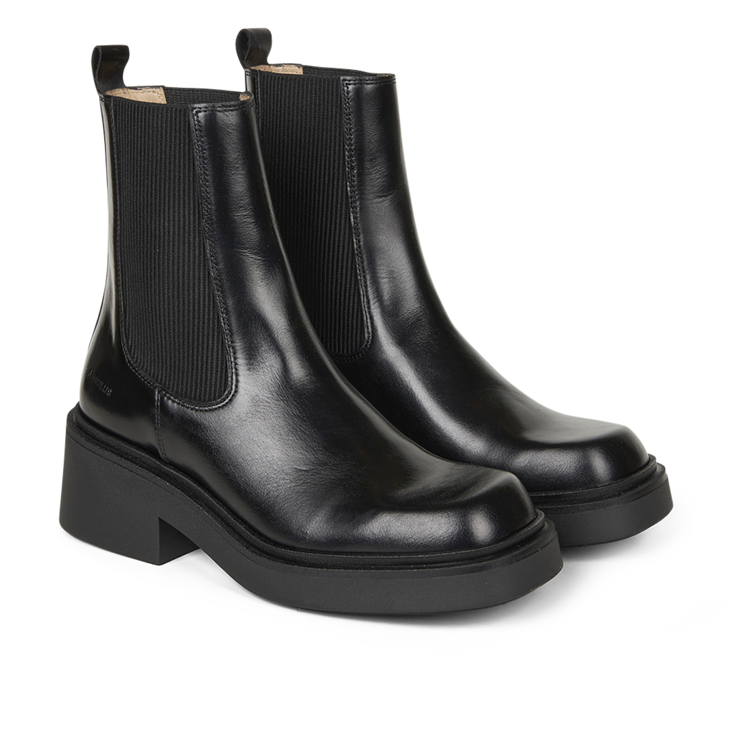 Boot with elastic