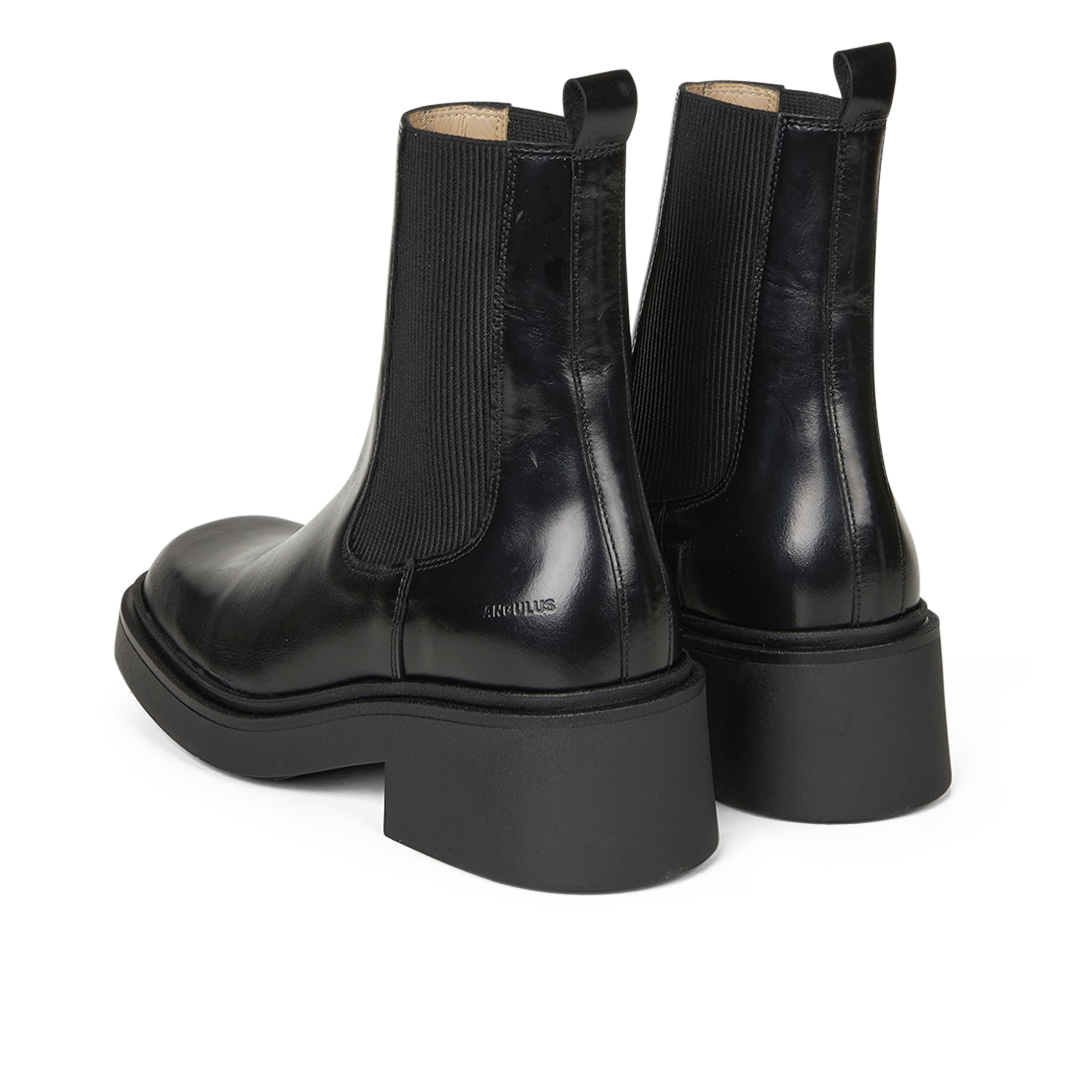 Boot with elastic