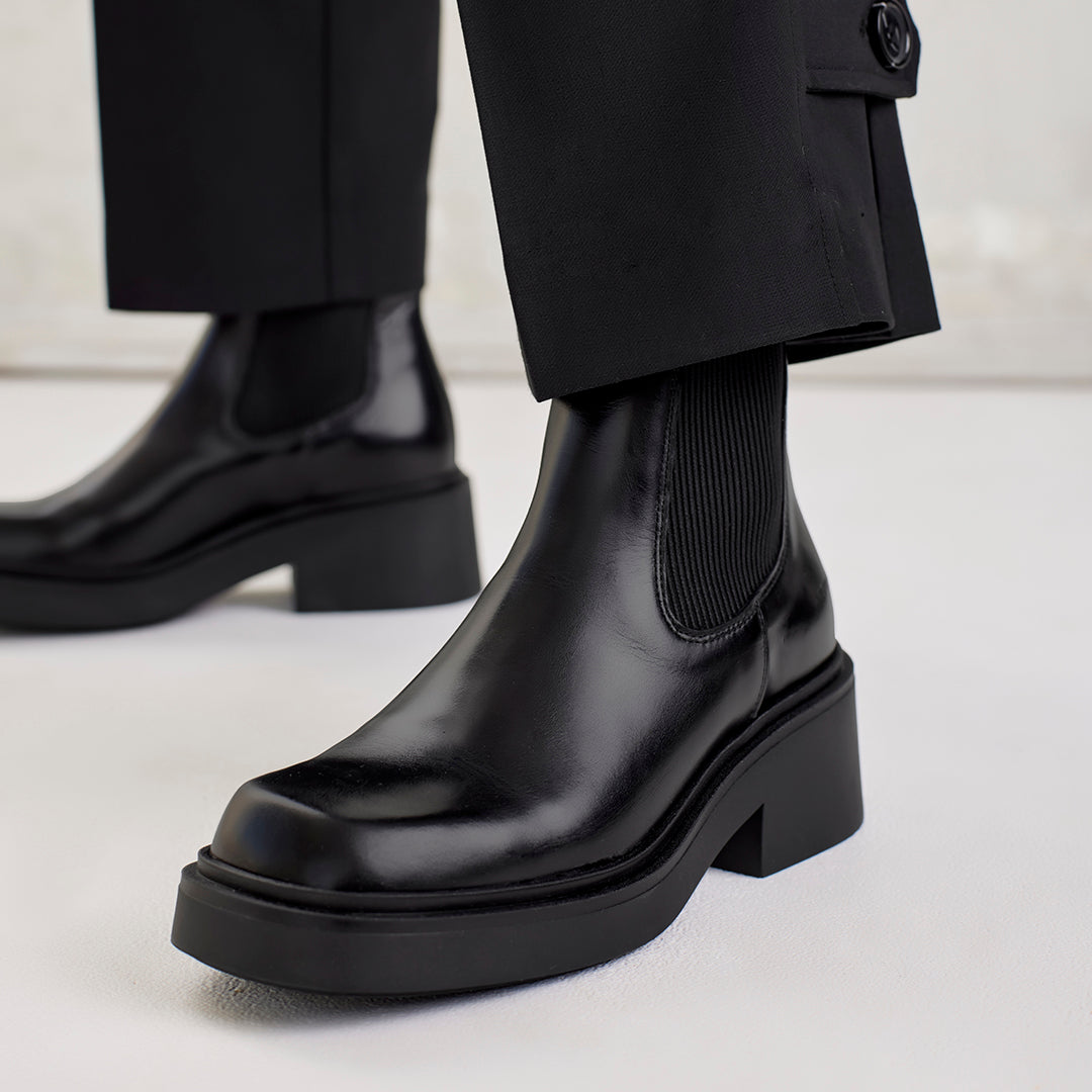 Boot with elastic