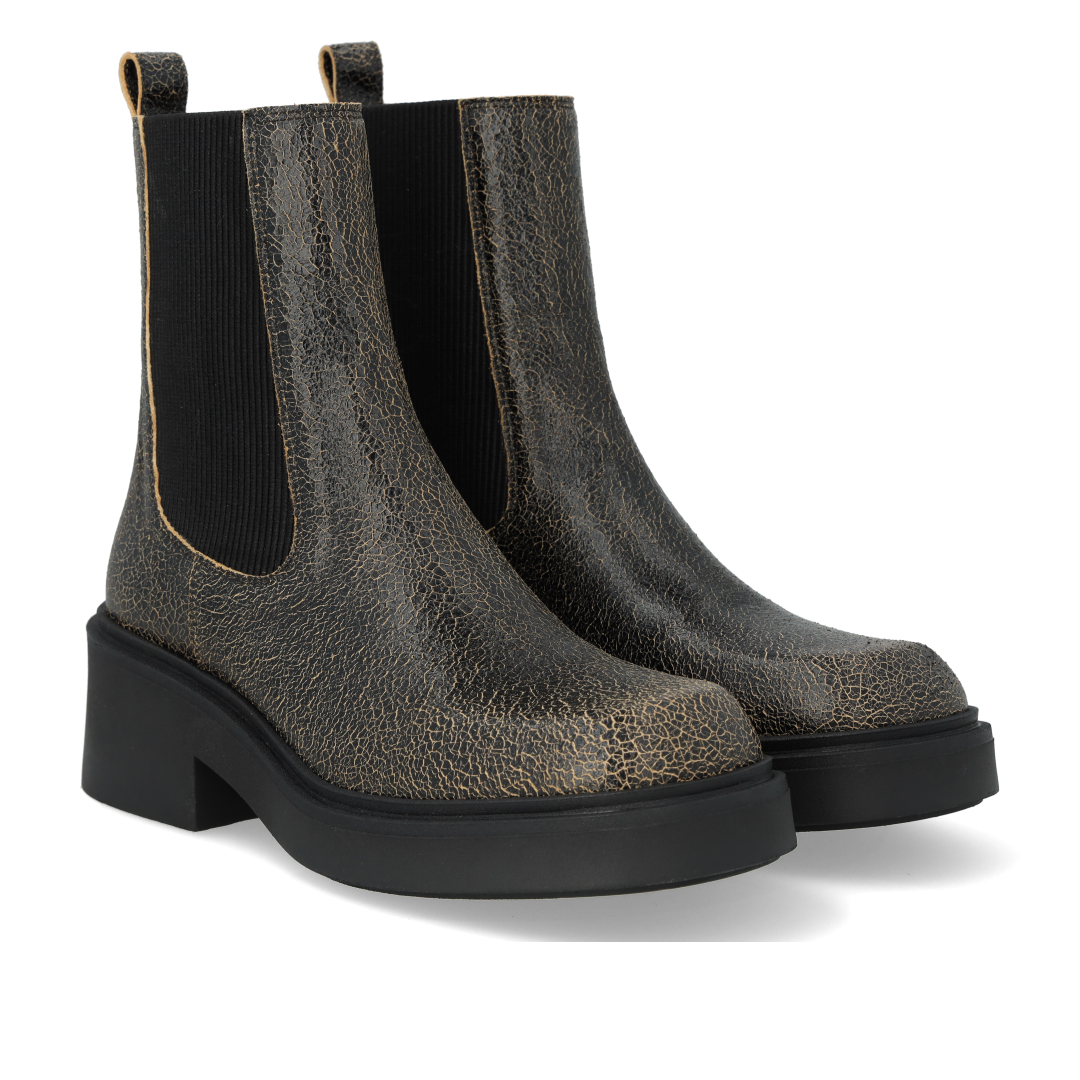 Boot with elastic