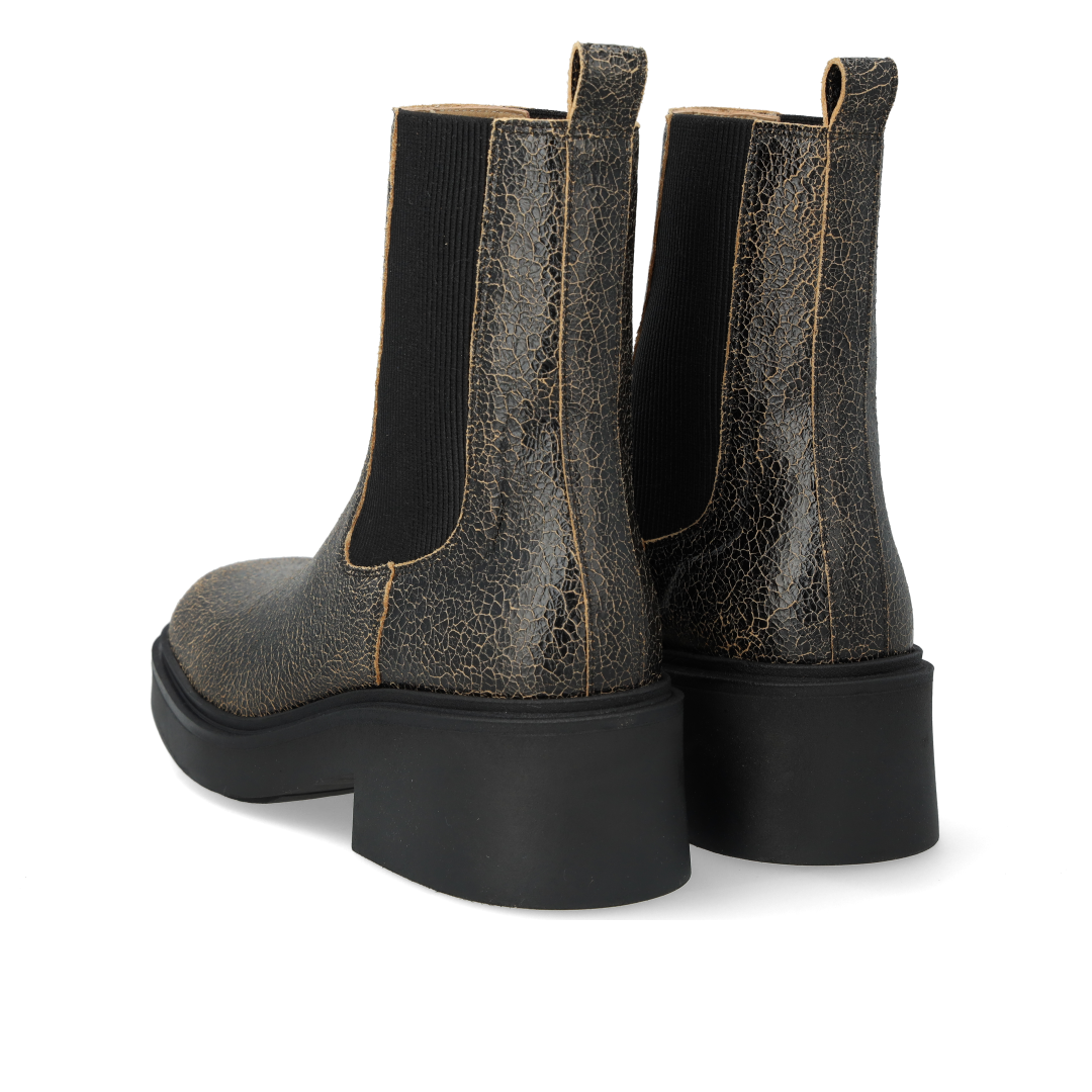 Boot with elastic
