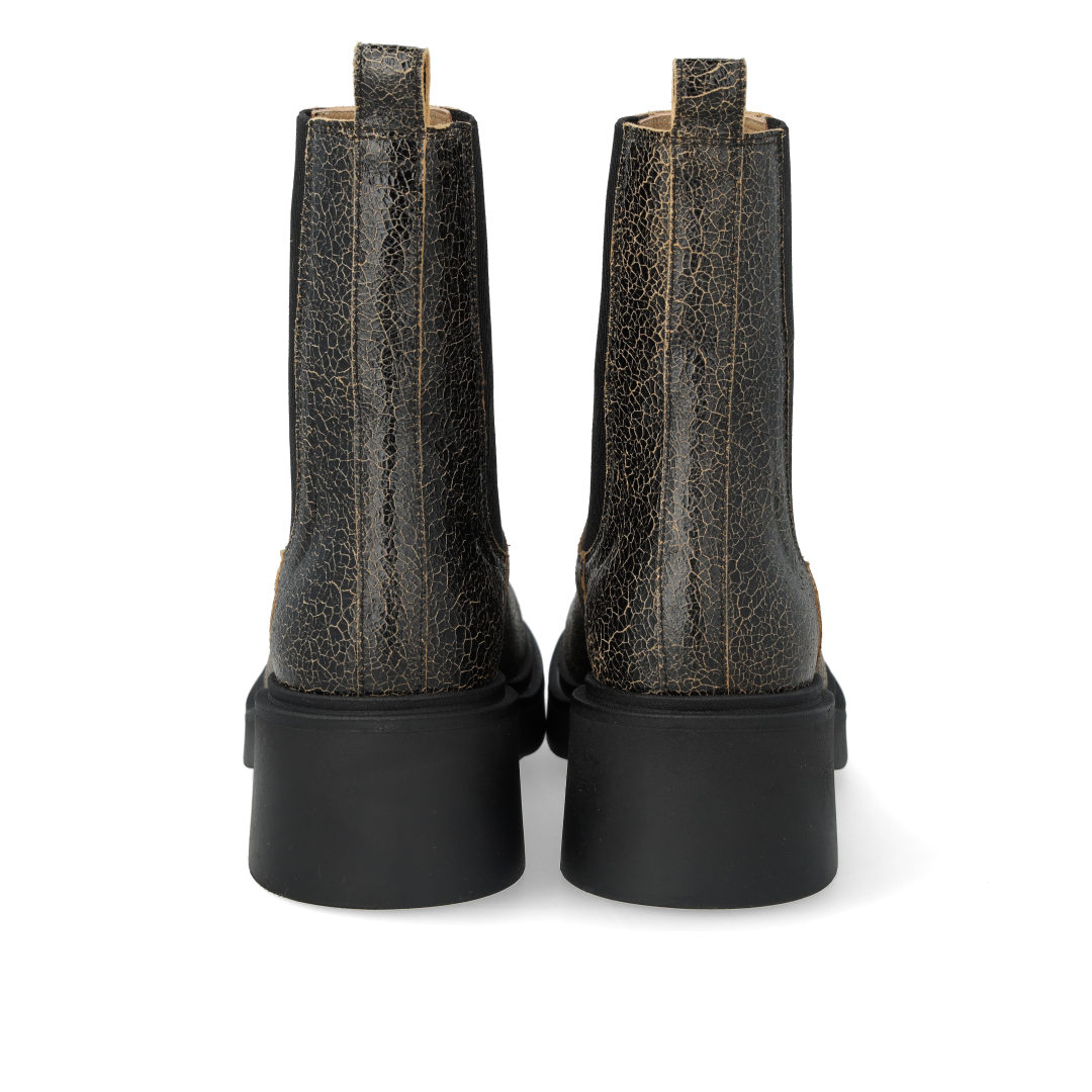 Boot with elastic