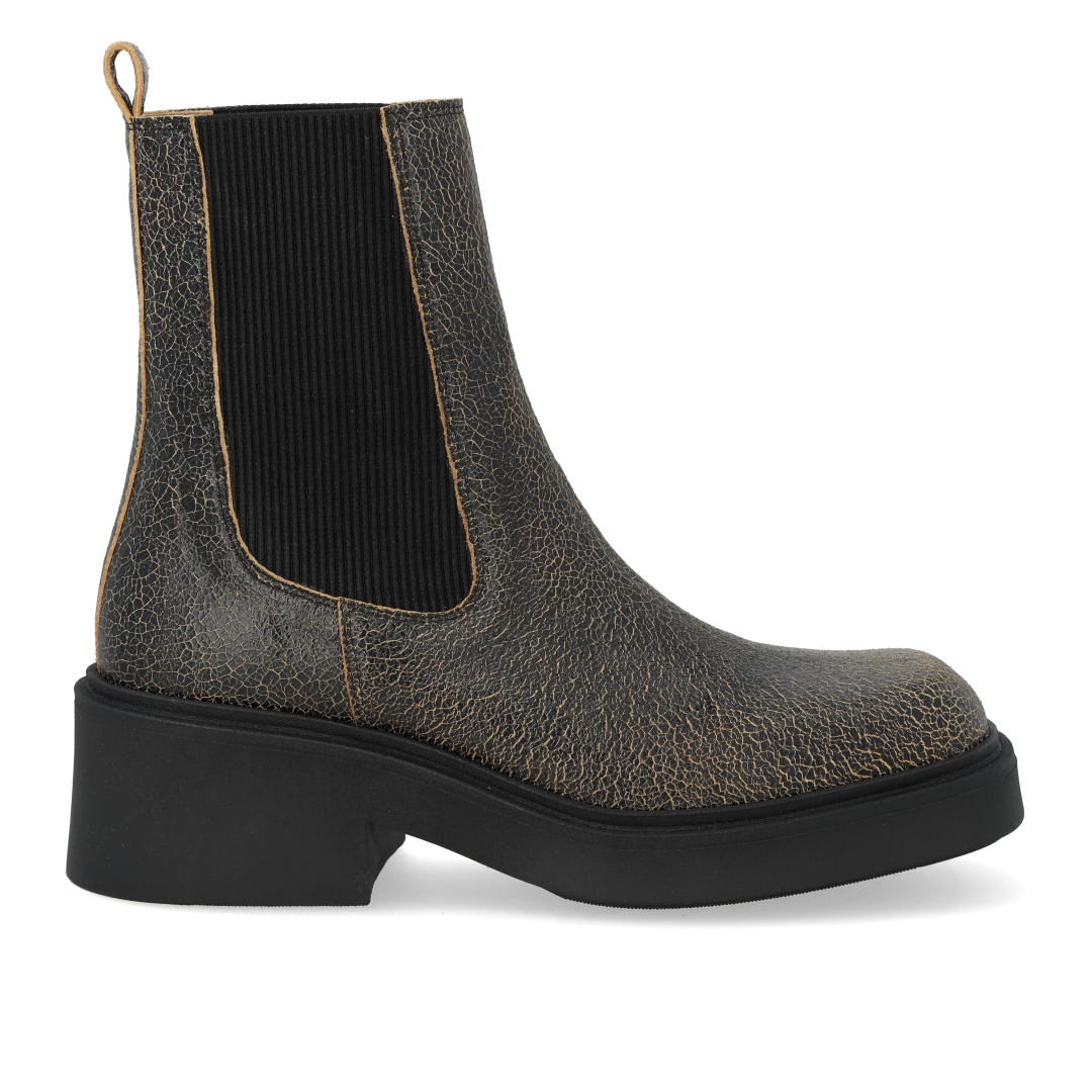 Boot with elastic