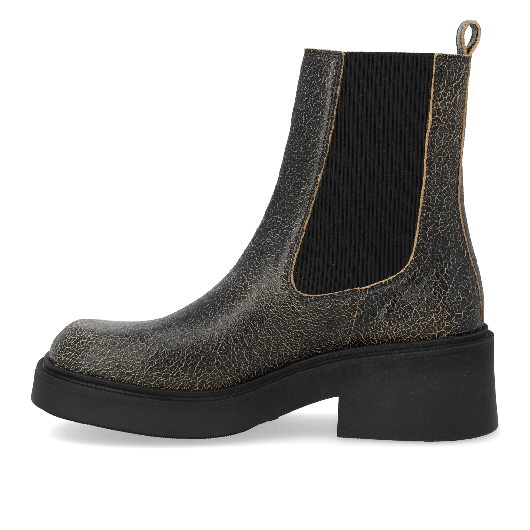 Boot with elastic