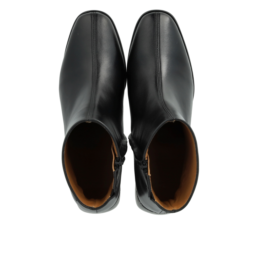 Boot with sculptural black wooden heel