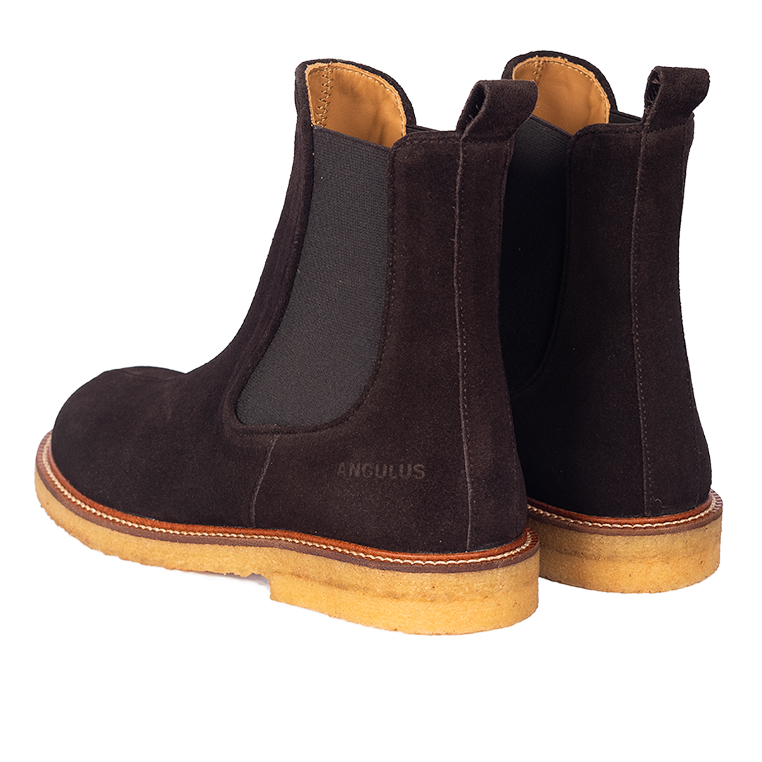 Chelsea boot with centered stitch detail