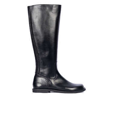 Long shafted leather boot with a spacious fit