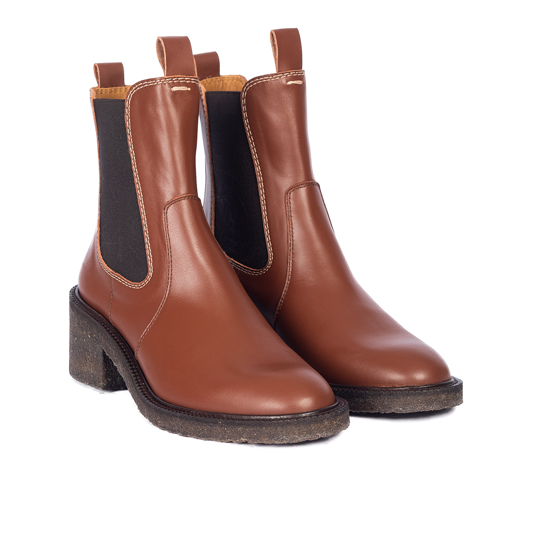 Chelsea boot with contrast stitching