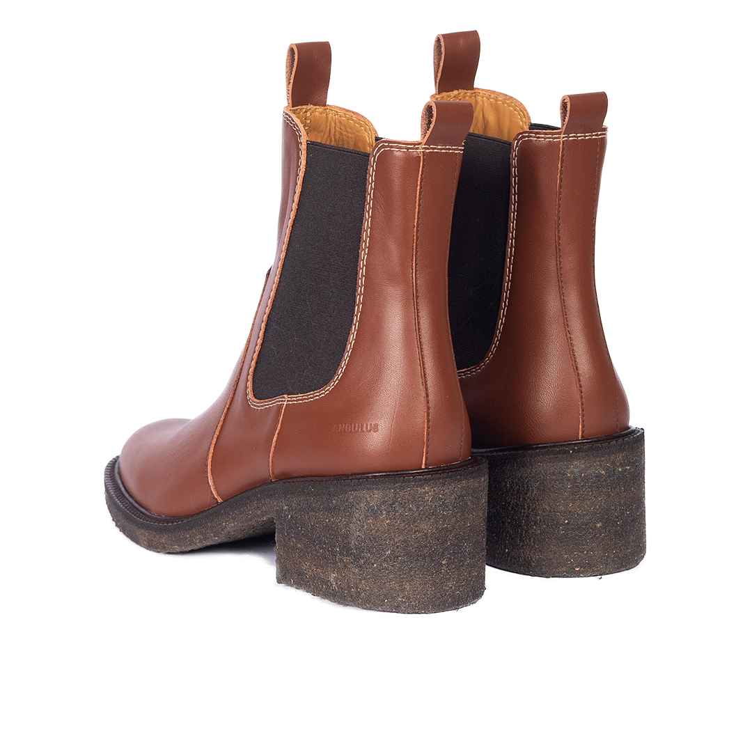 Chelsea boot with contrast stitching