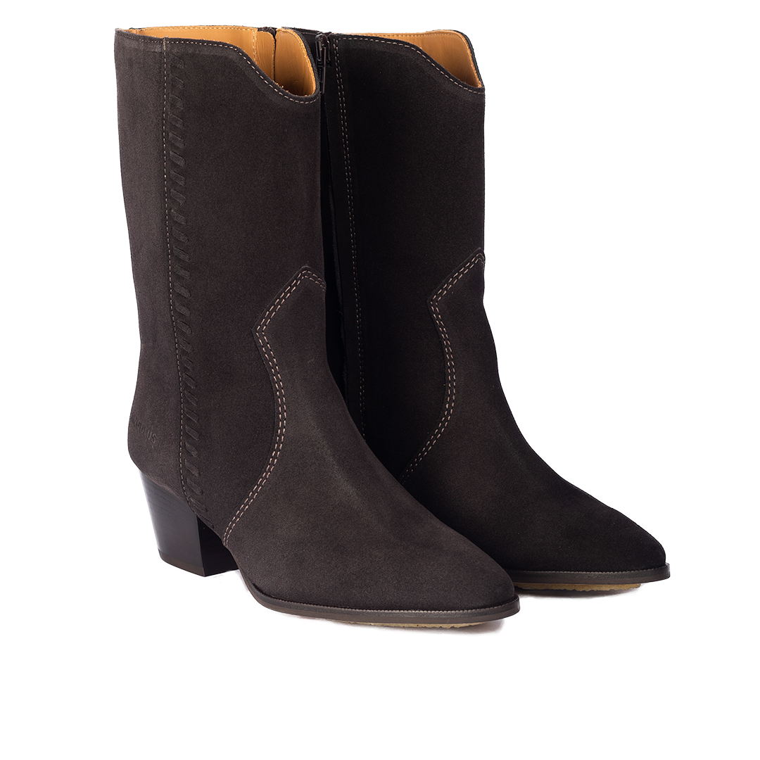 Cowboy boot with braided stitching details