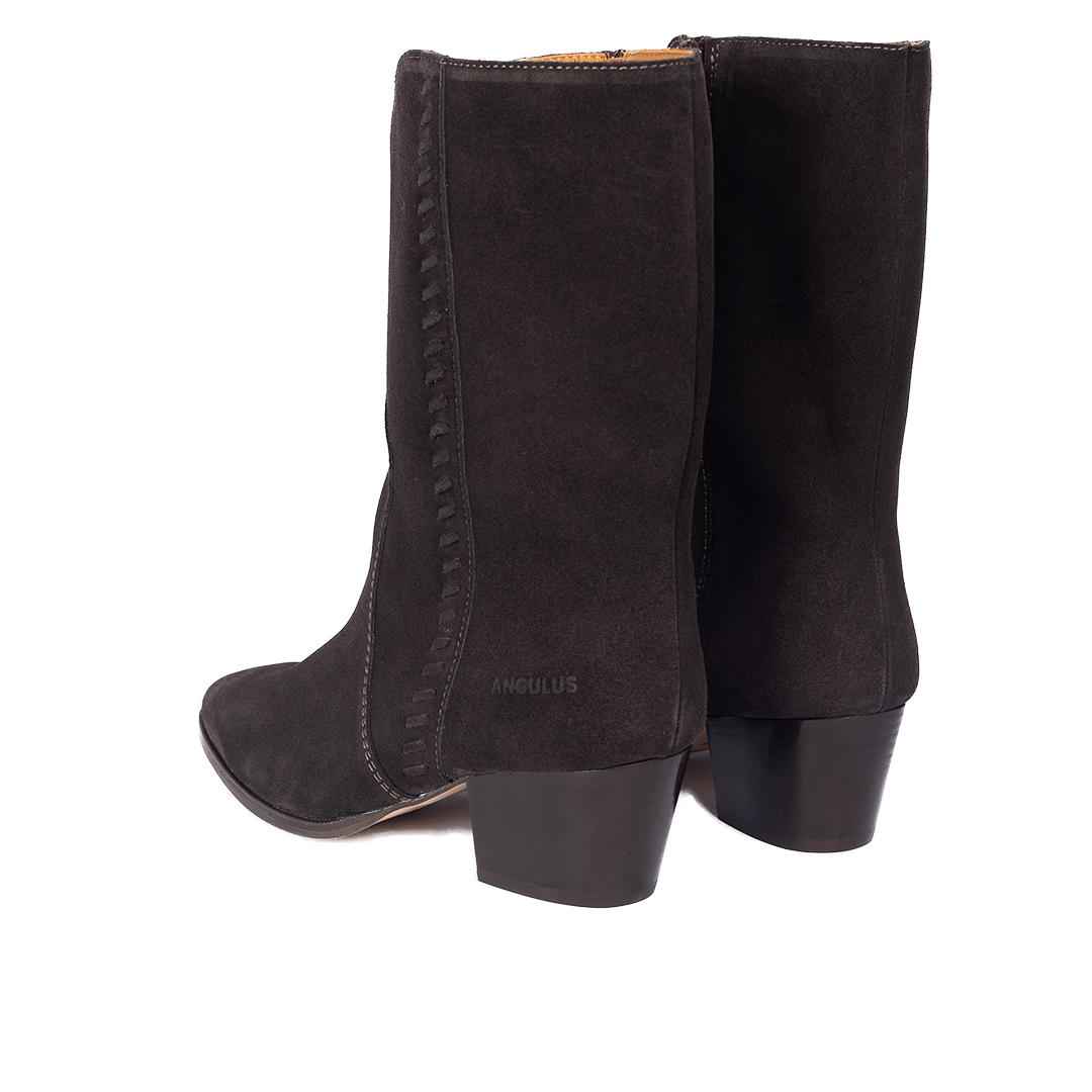Cowboy boot with braided stitching details