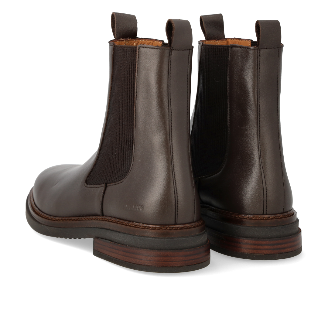 Boot with elastic