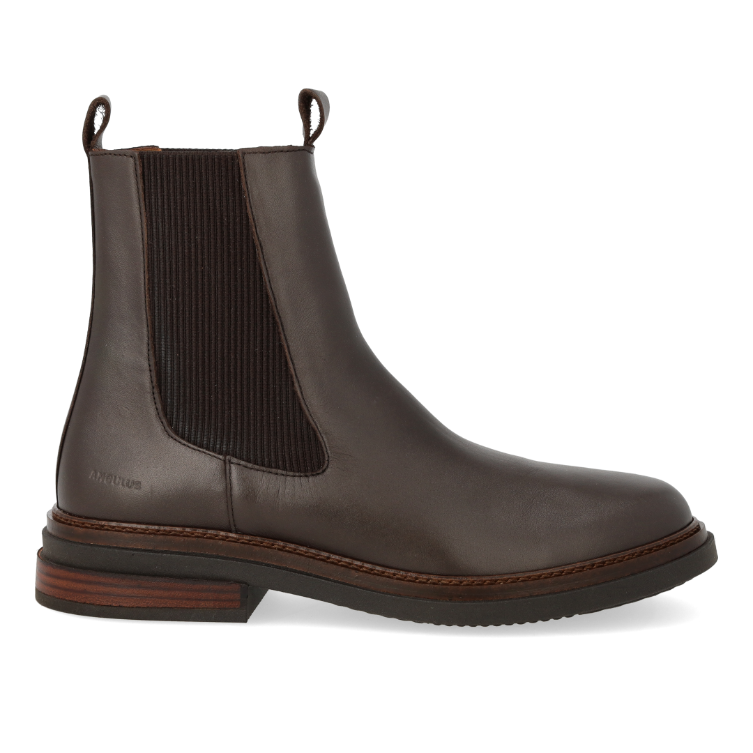 Boot with elastic