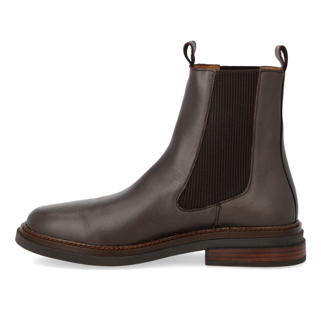 Boot with elastic